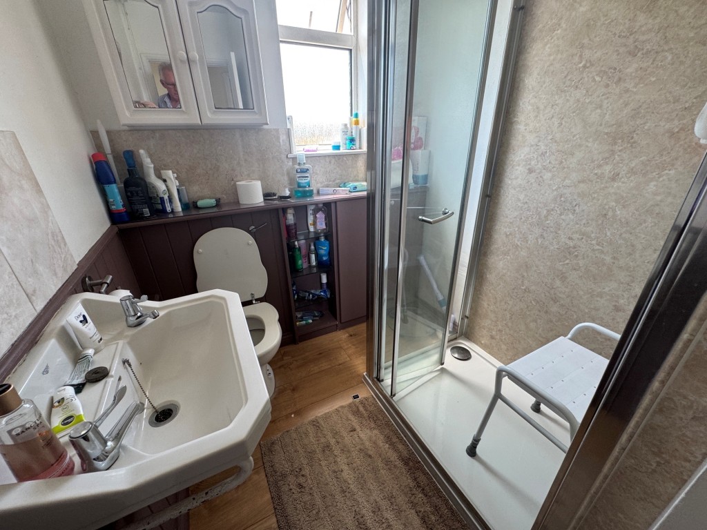 Lot: 137 - THREE-BEDROOM SEMI-DETACHED HOUSE - RESIDENTIAL INVESTMENT - Shower room